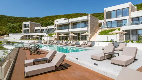 Poolområde med solstole og parasoller