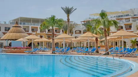 Pool med solstole og parasoller 