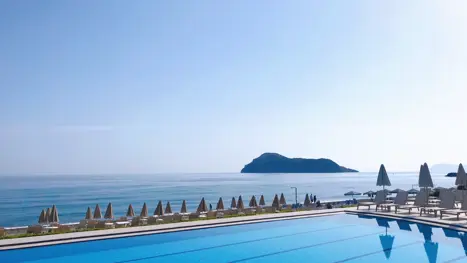 Pool med udsigt over havet 