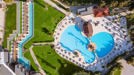 Poolområde oppefra 