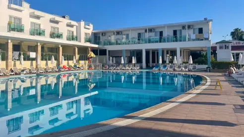 Pool med solstole og parasoller 