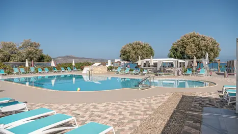 Poolområde på Seaside Studios & Apartments