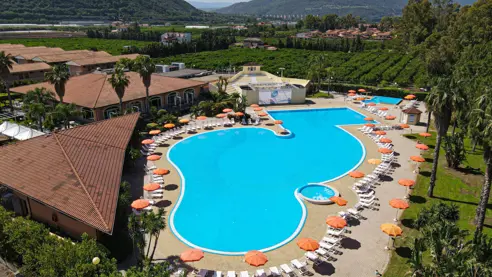 pool med solstole og parasoller 
