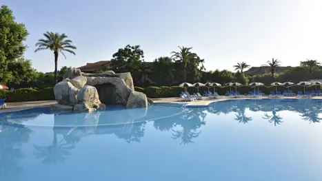 Pool med lille grotte 