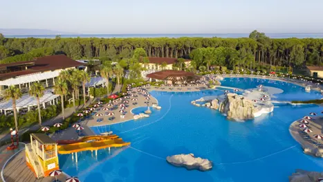 Pool med vandrutsjebaner