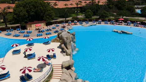 Poolområde med lille sol- ø