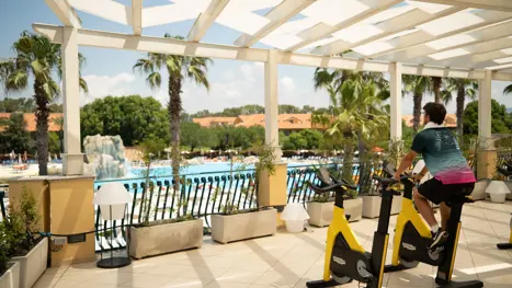 Spinning med udsigt over poolen