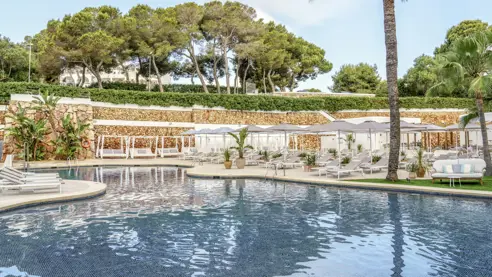 Pool med solstole og parasoller 