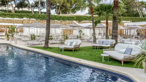 Pool med solstole og parasoller 