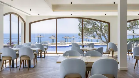 Restaurant med udsigt over pool og havet 