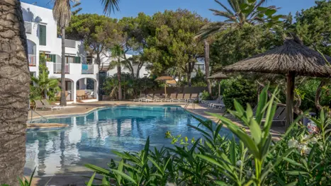 pool med solstole og parasoller 