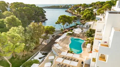 Pool med udsigt over havet 