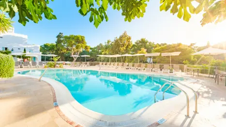 Pool med solstole og parasoller 