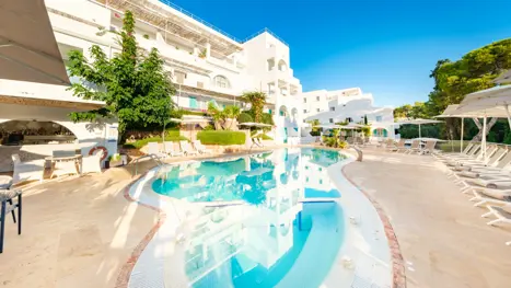Pool med solstole og parasoller 