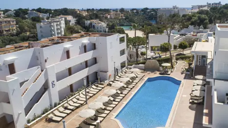 Pool med solstole og parasoller 