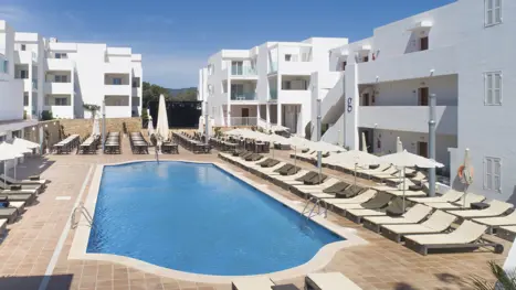 Pool med solstole og parasoller 