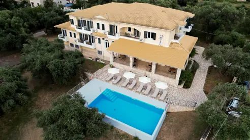 Poolområde på terrassen 