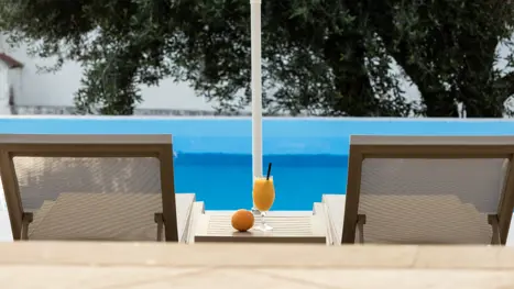 Poolområde med solstole og parasoller 