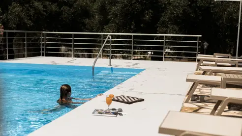 Poolområde på terrassen 