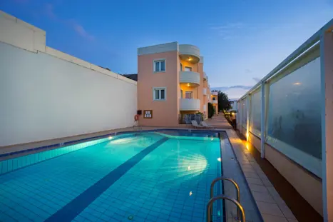 Georgina Studios & Apartments poolområde 