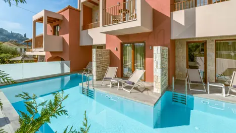Aria Suites swim up pool 
