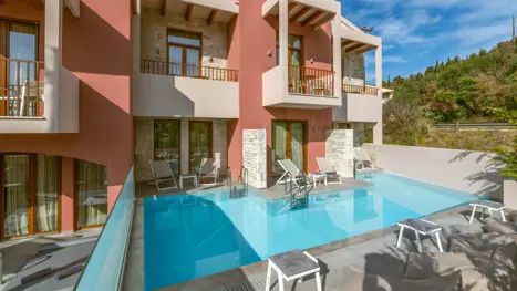 Aria Suites swim up pool 