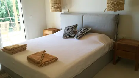1-vær. lejl. (studio) - (2 pers.) - skrå havudsigt