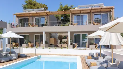 Arion Sea Side Hotel pool og værelser 