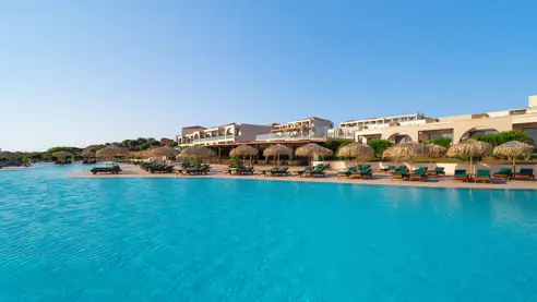 Poolområde med solstole og parasoller 