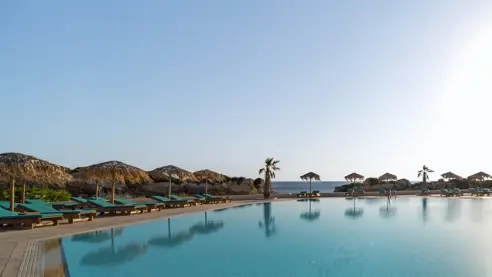 Poolområde med havudsigt 