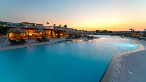 Poolområdet i aftentimerne 