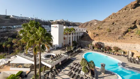 Solterrasse og pool 