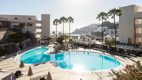 Pool med solstole og parasoller 