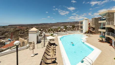 Pool med solstole