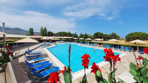 Solstole ved poolen 