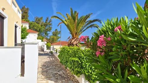 Sti på bagside af hotellet 