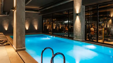 Indendørs pool med fitness i baggrunden