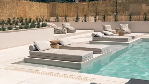Poolområde med loungemøbler