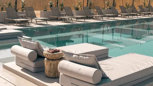 Poolområde med loungemøbler
