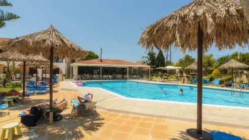 Pool med liggestole og parasoller