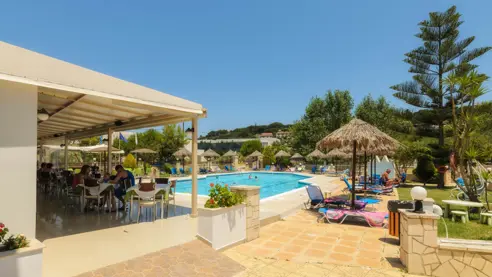 Solterrasse omkranset af grønne omgivelser