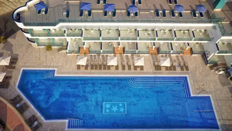 Dejlig solterrasse med swimmingpool