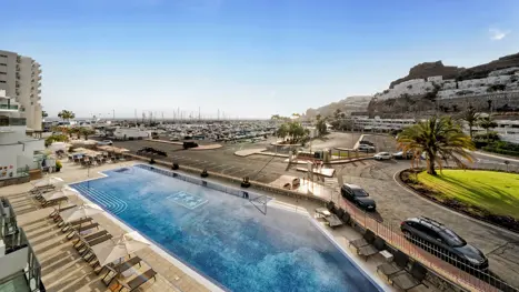 Swimmingpool med udsigt til lystbådehavnen