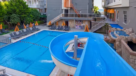 Pool med vandrutsjebane