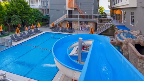 Pool med vandrutsjebane