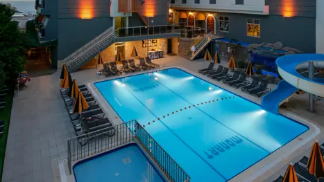 Pool med vandrutsjebane