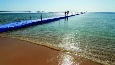 Fin sandstrand og badebro