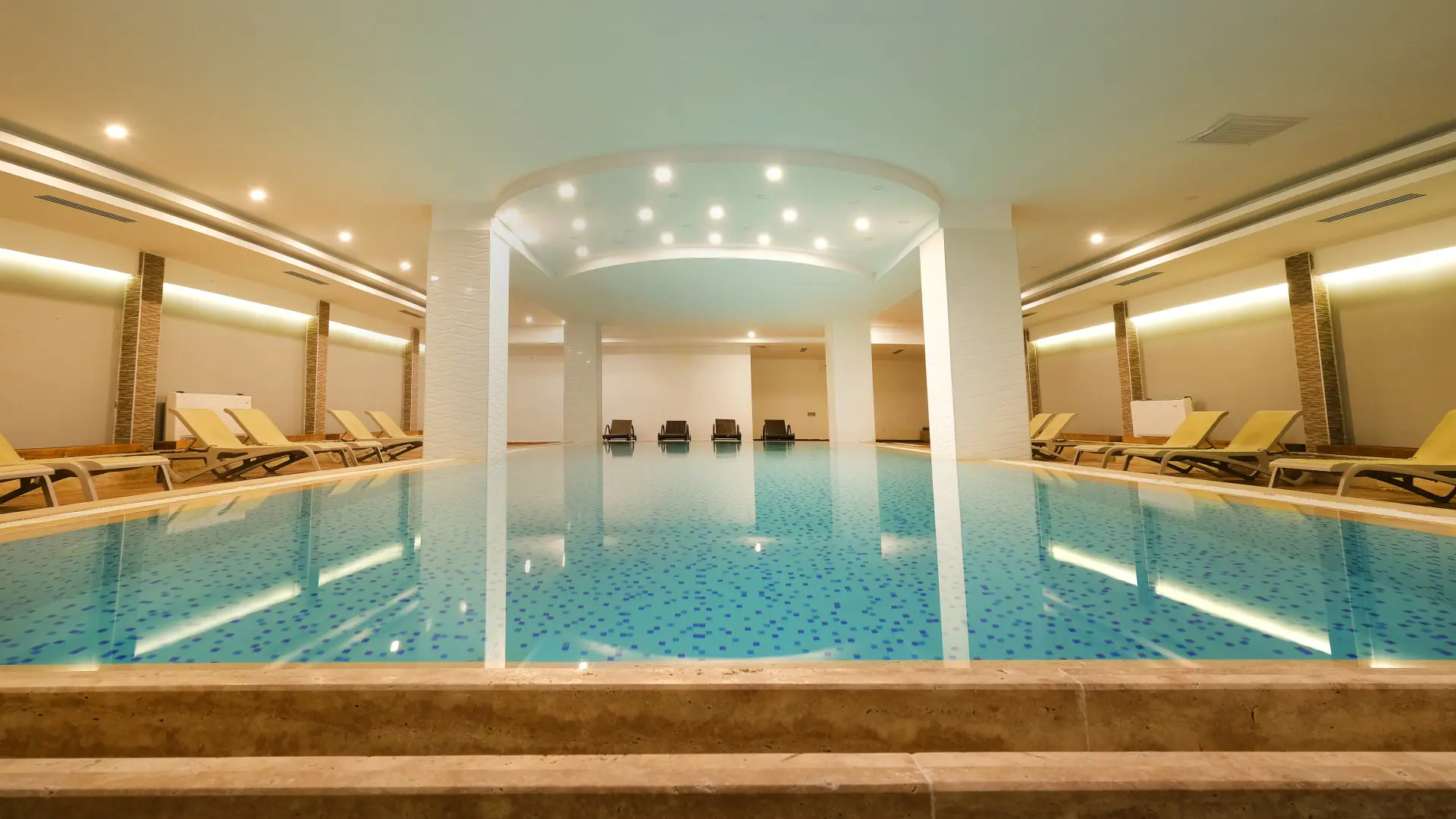Indendørs pool