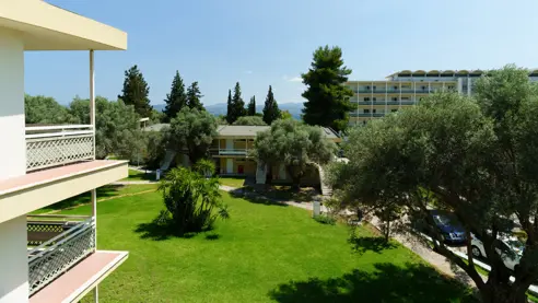 Udsigt over haven fra bungalowbygningerne