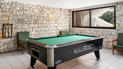 Spillerum med bl.a. billard